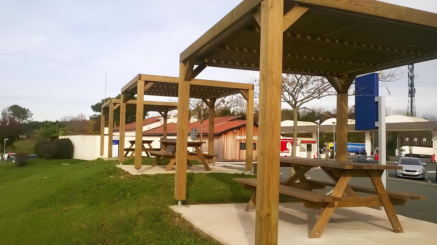 Abri soleil et table Marensin en bois traité, fabrication Labat-Merle