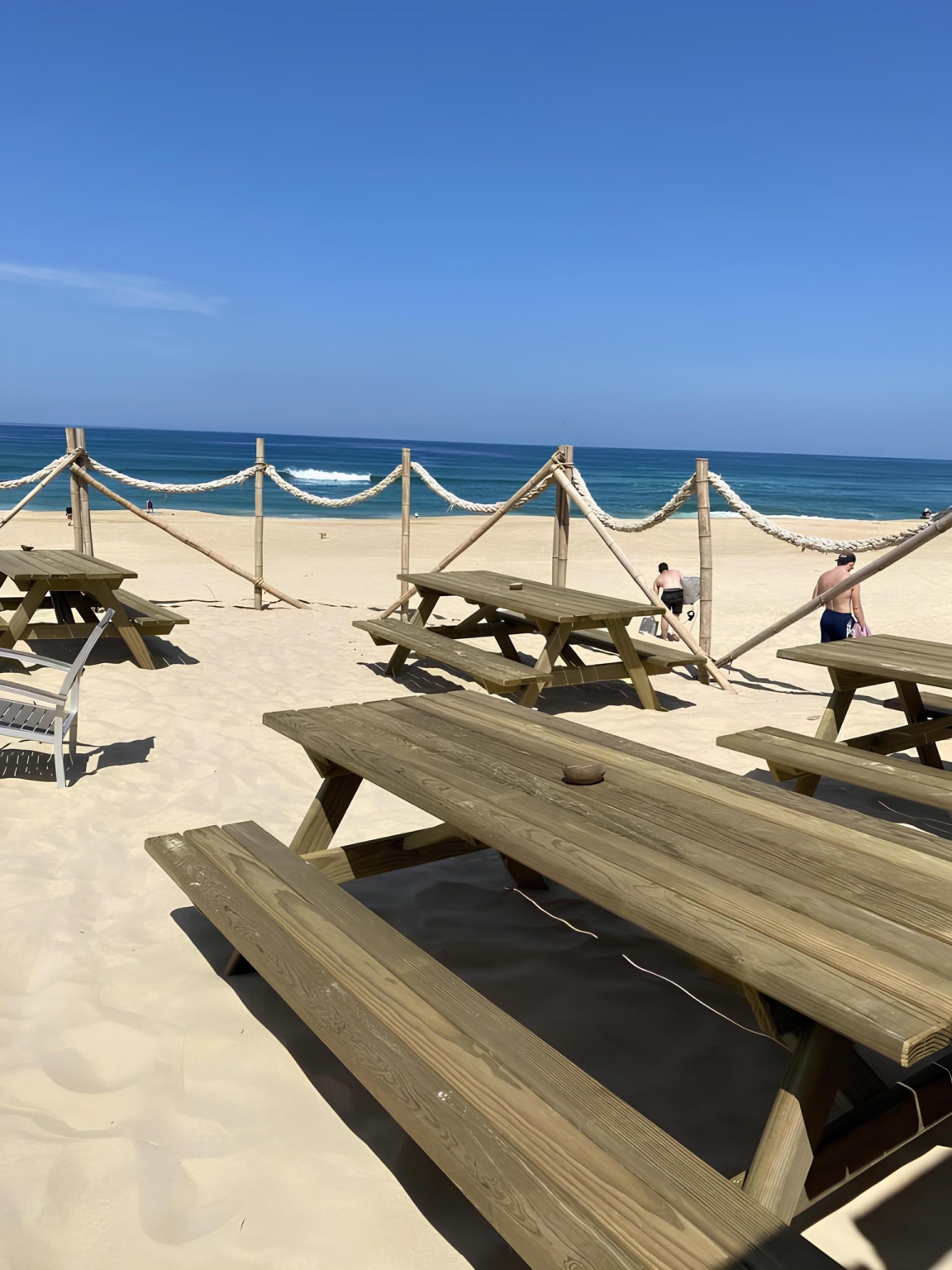 Tables de pique-nique Marensin en bois en bord de plage, Labat-Merle